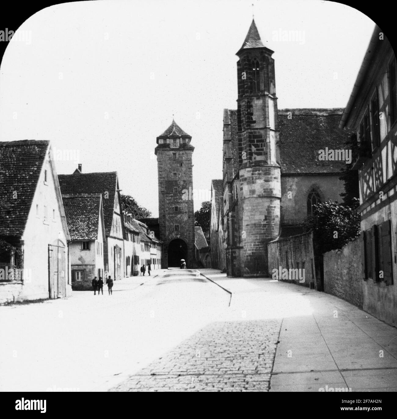 Skioptic Ikone mit Motiven des Hafens in der Stadtmauer, Rothenburg.das Bild wurde in Karton gespeichert mit der Aufschrift: Spring Travel 1910. Rothenburg. Xxii. Text auf Bild: 'Spitalgasse'. Stockfoto