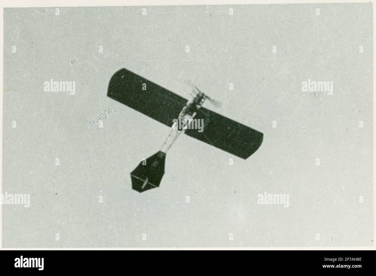 Flugzeug aus Oscar-Asche gebaut, Student auf Ljungbyhed. Wahrscheinlich ein sehr früher Flug von Ask No. 2, 1911. Das Flugzeug zeichnet sich durch den offenen Flugzeugkörper und die Winkelhöhe aus. Die Flugzeugkarosserie wurde später angezogen und das Profil der Höhe wurde geändert. Der Motor ist ein 4-Zylinder wassergekühlter Argus von 50-69 ps. Stockfoto
