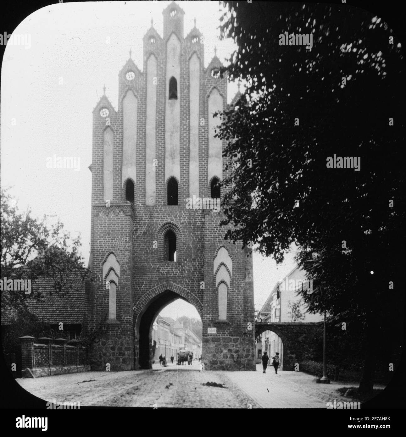 Skioppty-Bild mit Motiven des Neuen Tors, Hafen in der Stadtmauer, Neubrandenburg.das Bild wurde in Karton mit der Aufschrift: The Journey 1912 gespeichert. Neubrandenburg 7. Text auf Bild: 'None Tor'. Stockfoto