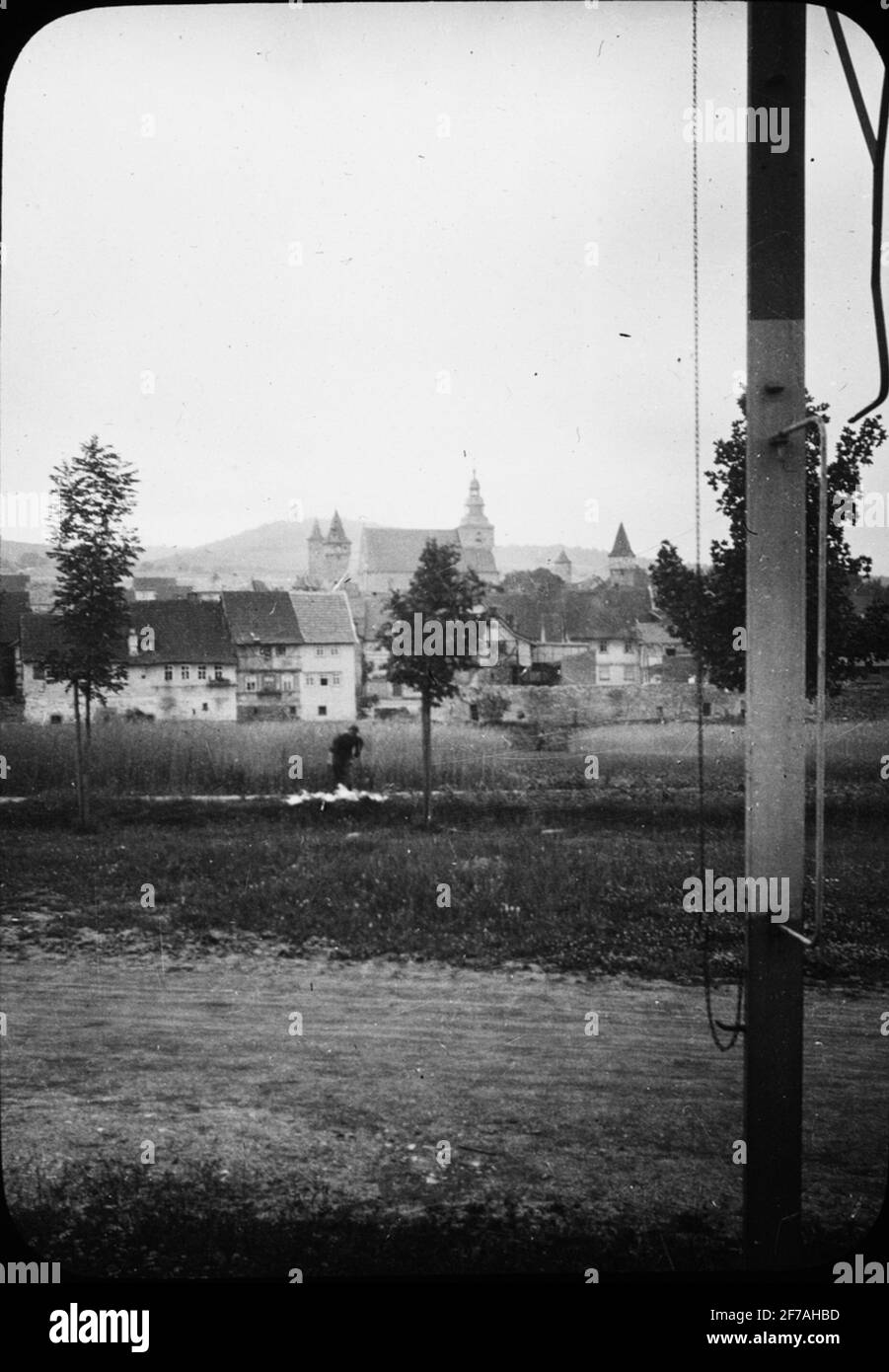 Skiopticone-Bild mit Motiven aus der Sicht von Ostheim. Kirchburg blickt im Hintergrund. Das Bild wurde in Karton mit der Aufschrift Spring Travel 1910 gespeichert. Neustadt an der Saale. Viii. Bildtext: 'Ostheim A / D Streu'. Stockfoto