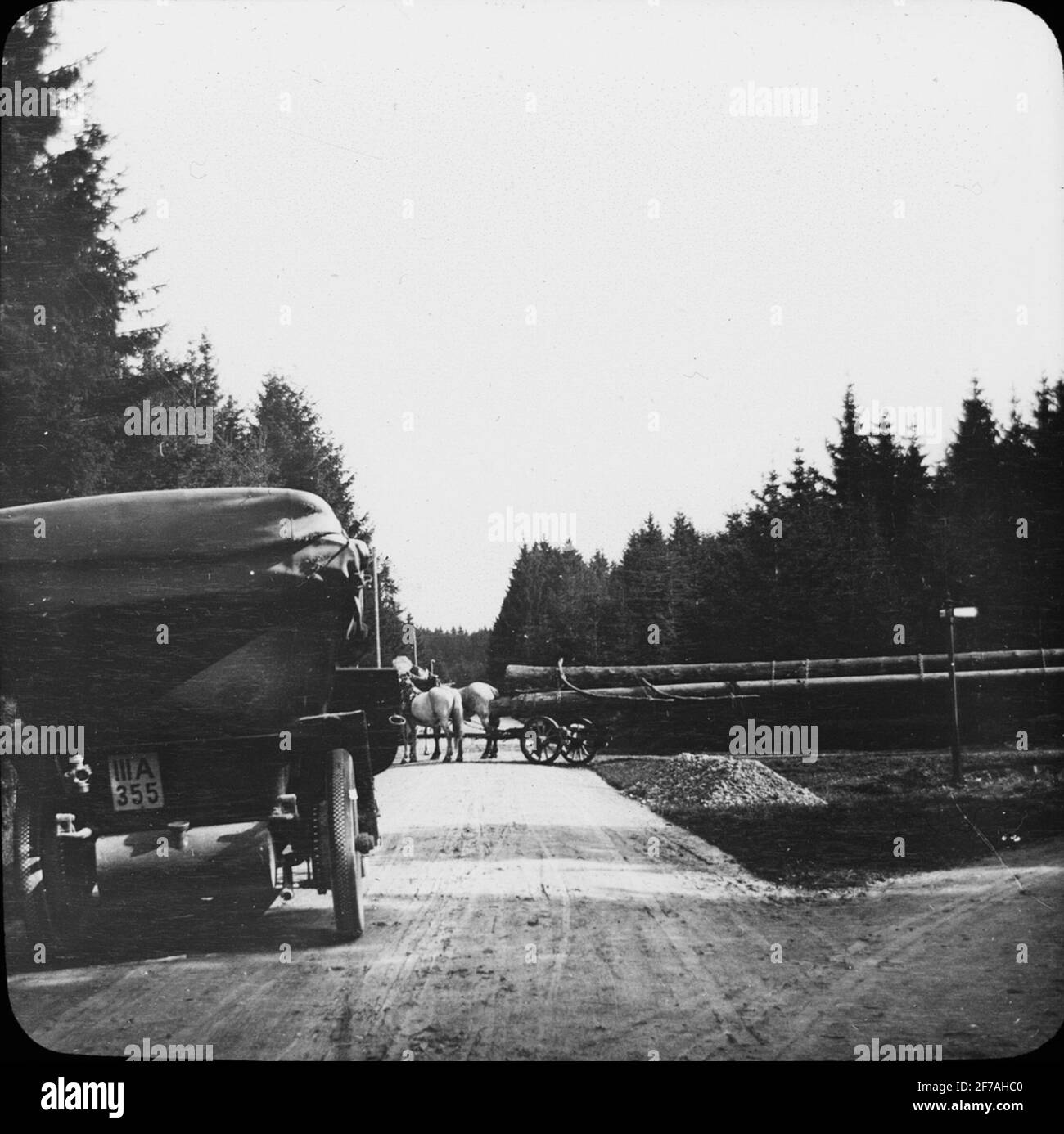 Skioptic Monitor mit Motiven des Holztransportes mit Pferd, Wilfingen.das Bild wurde in Karton mit der Aufschrift: The Journey 1908 gespeichert. Spaichingen et al. 8. Stockfoto