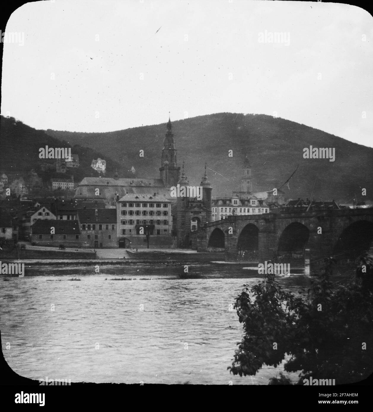 Skioptisches Bild mit Motiven gegen Heidelberg an der Karl-Theodore-Brücke über den Neckar. Das Bild wurde in Karton mit der Aufschrift: The Journey in 1906 gelagert. Heidenberg 5. Mannheim 2. Stockfoto