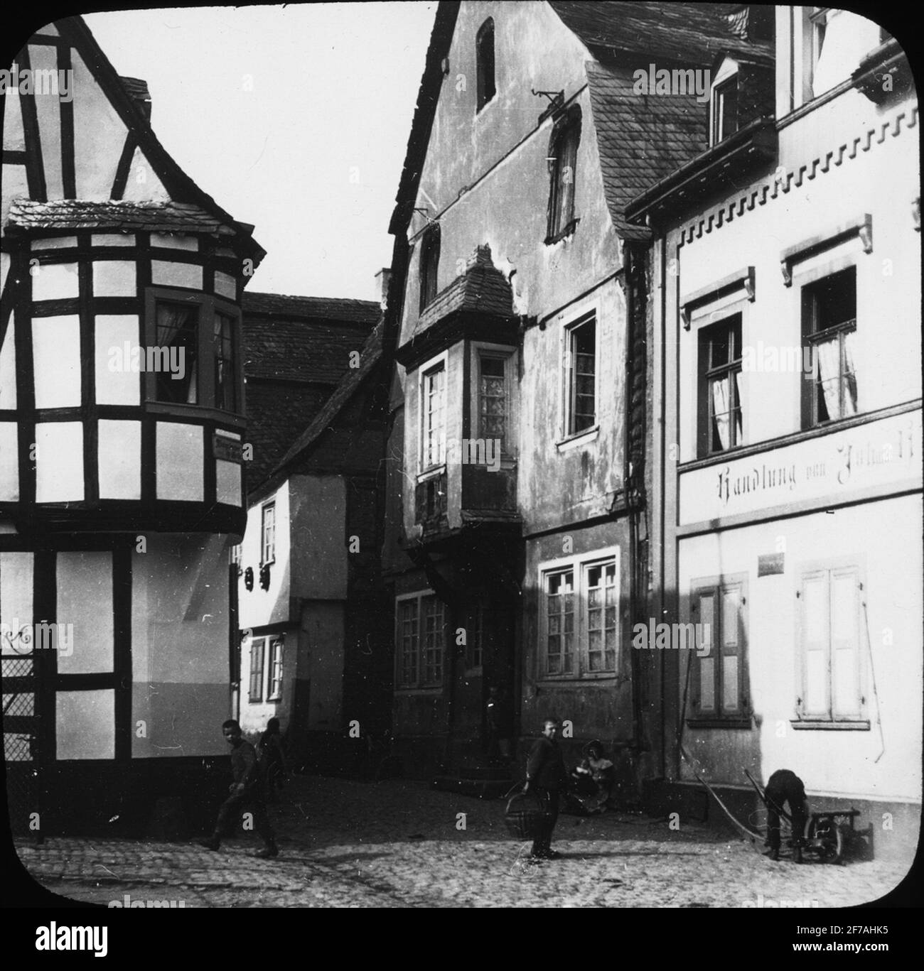 Skioptisches Bild mit Motiven aus unbekannter Stadt in Deutschland.das Bild wurde in Karton gespeichert, der mit der Aufschrift: Die Reise im Jahr 1904 gekennzeichnet ist. Andersnach II Rhen I. Stockfoto