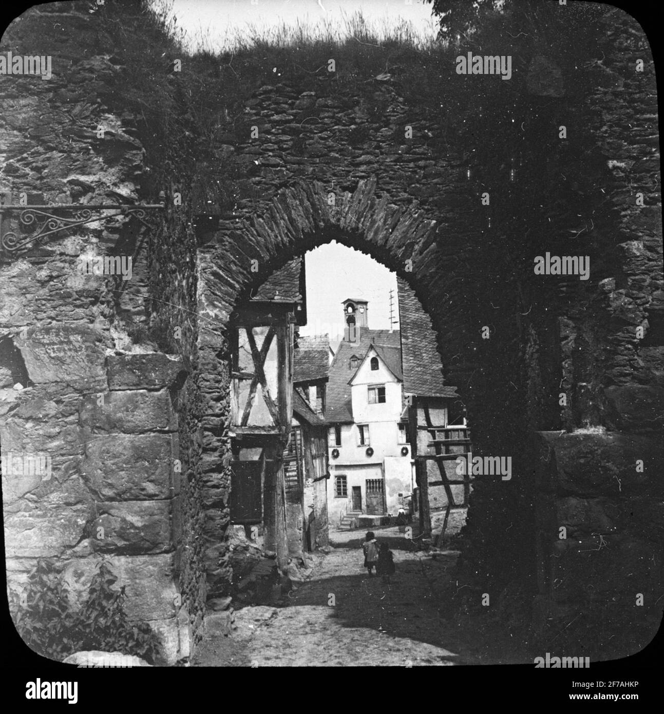 Skiopticon-Bild mit Motiven aus unbekannter Stadt in Deutschland.das Bild wurde in Karton gespeichert mit dem Aufschrift: The Journey in 1904. Rhein II Stockfoto