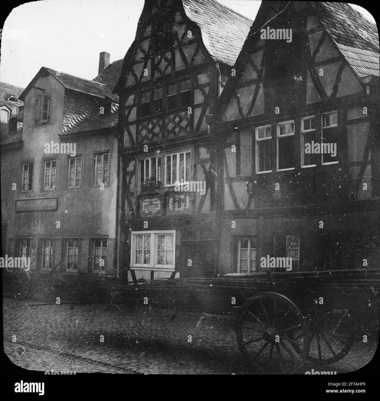 Skioptik-Bild mit Motiven von Fachwerkhäusern in unbekannter Stadt in Deutschland.das Bild wurde in Karton gespeichert und trägt die Bezeichnung: Die Reise im Jahr 1904. Rhein II Stockfoto