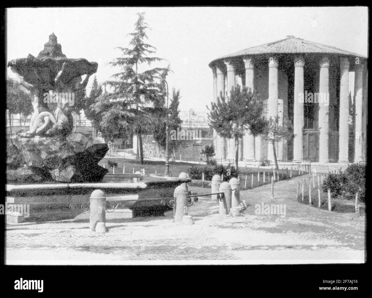 Skiopticon-Bild aus der Abteilung für Fotografie am Royal Institute of Technology. Motivation Contracting Herkules Victor Temple in Rom, Italien. Das Bild wurde wahrscheinlich von John Hertzberg während einer Europareise aufgenommen und ist ein gedrucktes Bild einer Fotografie. Stockfoto