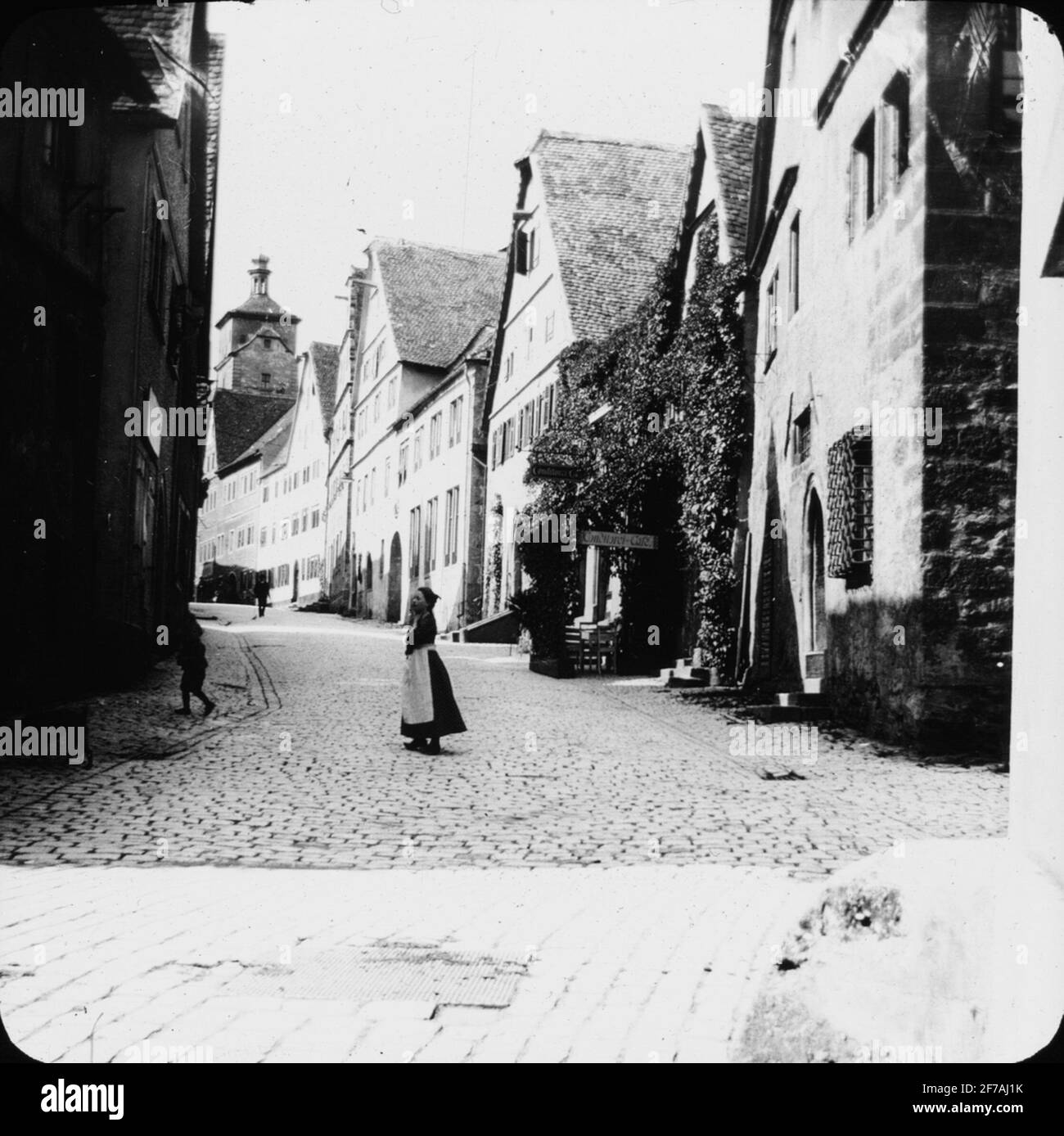 Skioptykonform mit Straßenmotiven, vom Spitalthor aus gesehen, Hafen in der Stadtmauer, Rothenburg.das Bild wurde in Karton mit der Aufschrift Spring Travel 1910 gespeichert. Rothenburg. Xxiii. Text auf Bild: 'Spitealth'. Stockfoto
