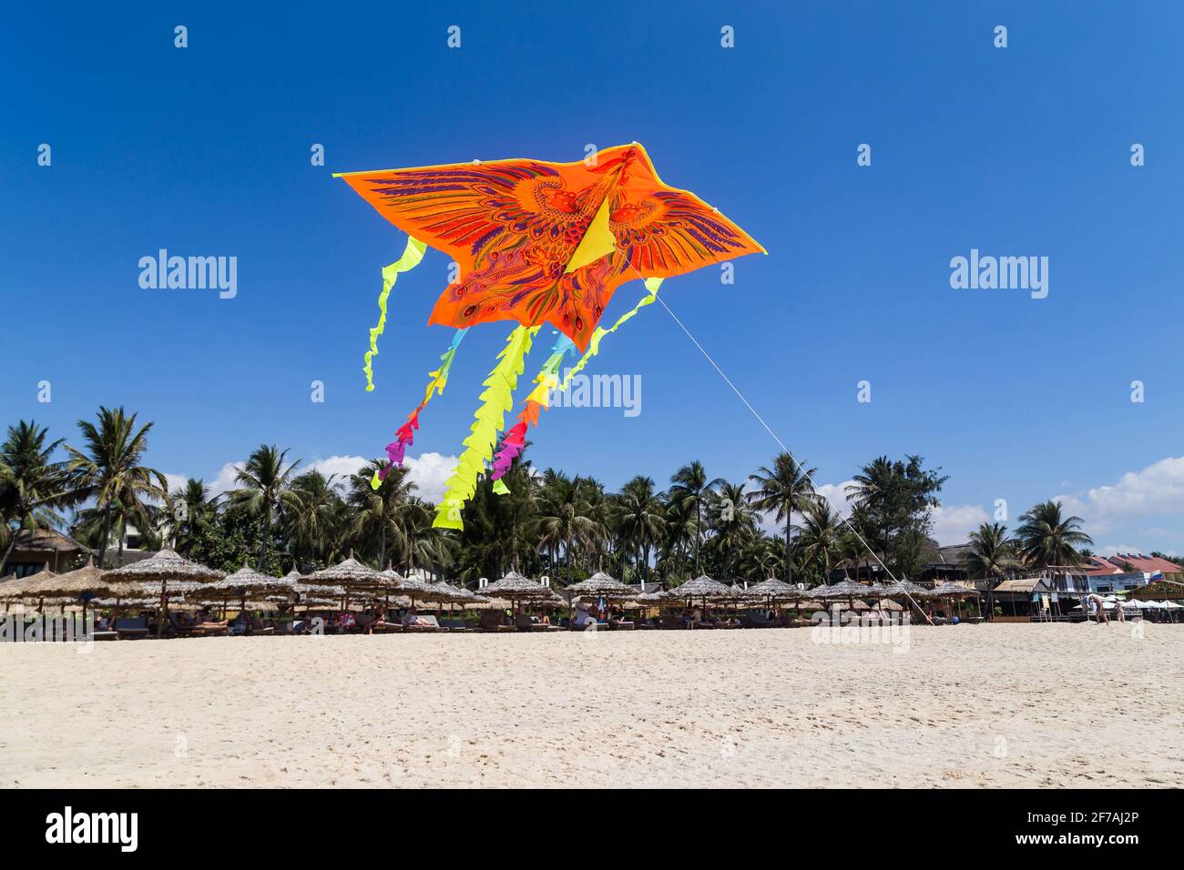 Farbenfrohe chinesische Drachen fliegen am blauen Himmel mit weißen Wolken. Stockfoto