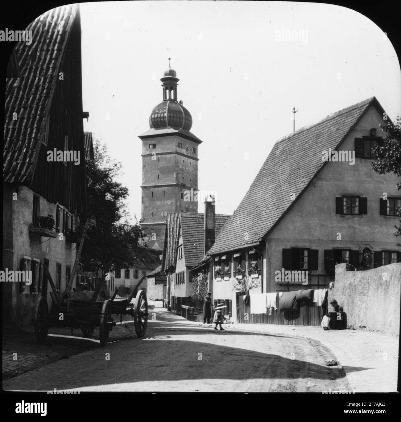 SkiopT-Ikonenbild mit Motiven aus Dinkelsbühl mit Stadttor Segringer im Hintergrund. Das Bild wurde in Karton mit der Aufschrift The Journey 1911 gespeichert. Dinkelsbühl 10.V. Bildtext: 'Serge Thor'. Stockfoto