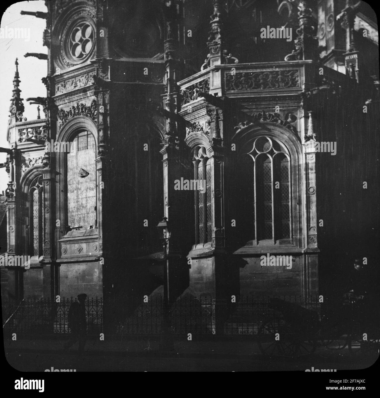 Skioptisches Bild mit Motiven von L'Église Saint-Pierre in Caen.das Bild wurde in Karton mit der Aufschrift: The Journey 1908 gespeichert. Caen 8. X. Text auf Bild: 'Eâ'gl. St. Pierre. Stockfoto