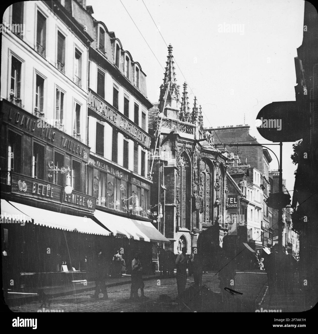 SkiopT-Ikone mit Motiven aus Caen mit Église Saint-Sauveur.das Bild wurde in Karton mit der Aufschrift: The Journey in 1908 gespeichert. Bayeux 8. Xi. Text auf Bild: 'EGL. St. Sauveur“. Stockfoto