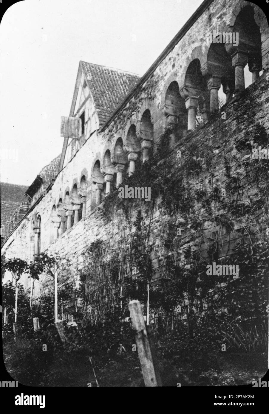 Skiopty-Ikonenbild mit Motiven der Stadtmauer in Wimpfen.das Bild wurde in Karton mit der Aufschrift: The Journey 1908 gespeichert. Wimpfen 8. XXIV. Bildtext: 'Arkade des Saalbaues'. Stockfoto