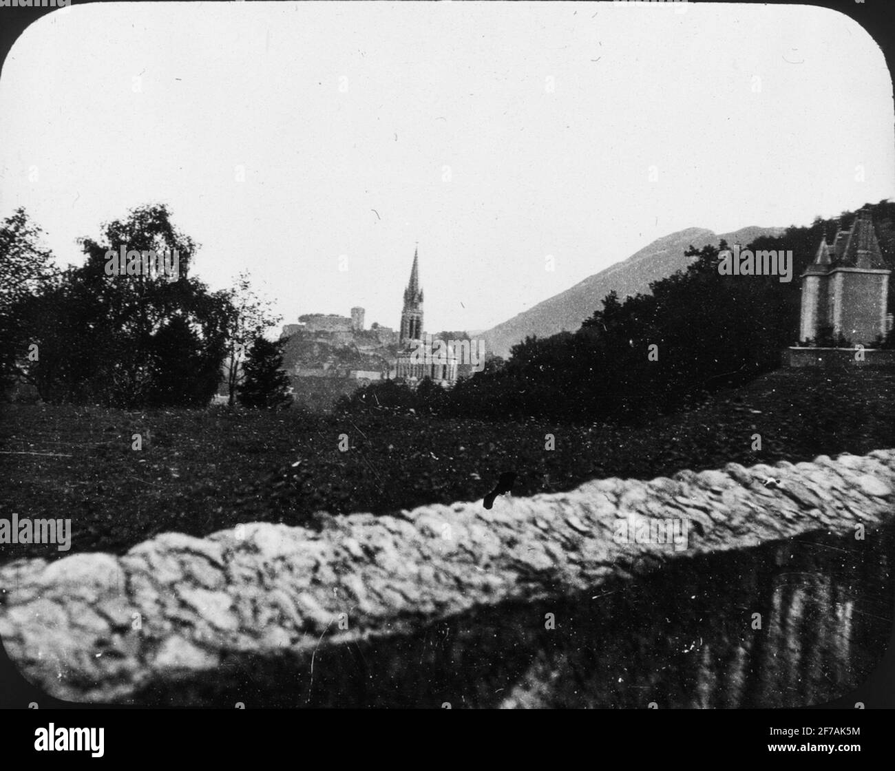 SkiopT Ikonbild mit Motiven der Lourdes Ansicht mit der Kathedrale im Hintergrund. Das Bild wurde in Karton mit der Aufschrift Höstesan 1907 gespeichert. Tarbes 2. St. Gaudens 1. Lourdes 4. Nein: 19. XV. Stockfoto