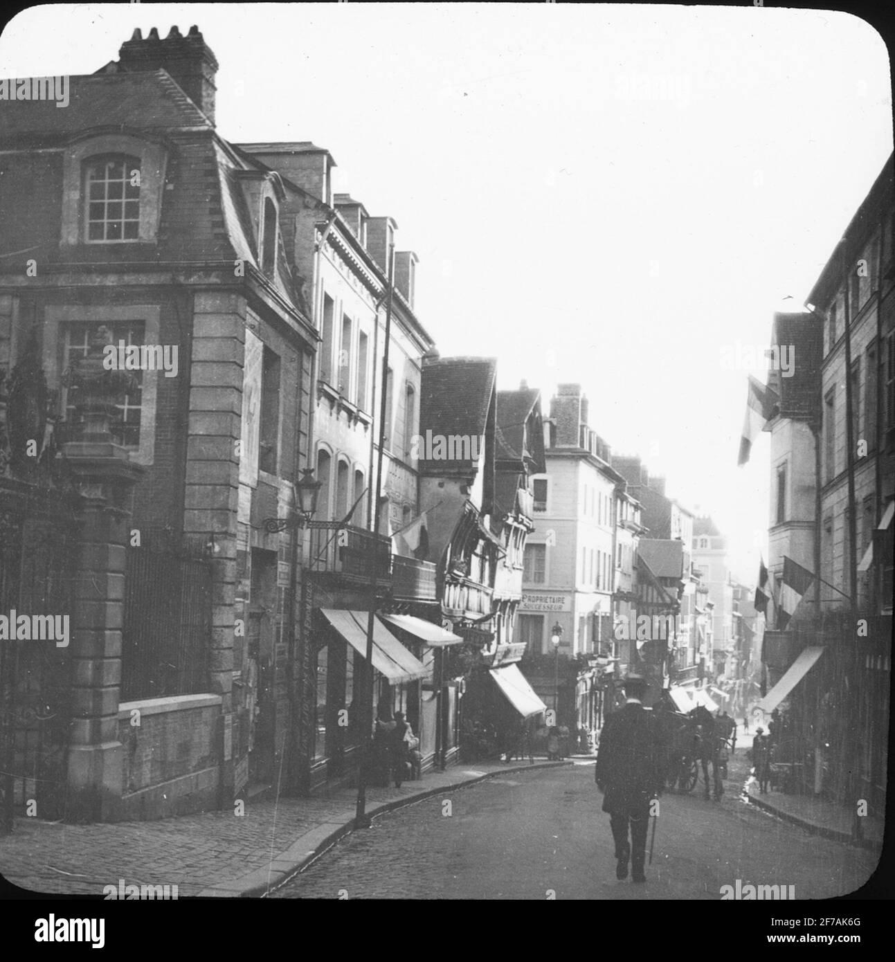 Skioptisches Bild mit Motiven aus der Grand Rue in Lisieux.das Bild wurde in Karton mit der Aufschrift: The Journey in 1908 gespeichert. Rouen 3. Lisiaux 5. VIII Bildtext: 'Grande Rue'. Stockfoto