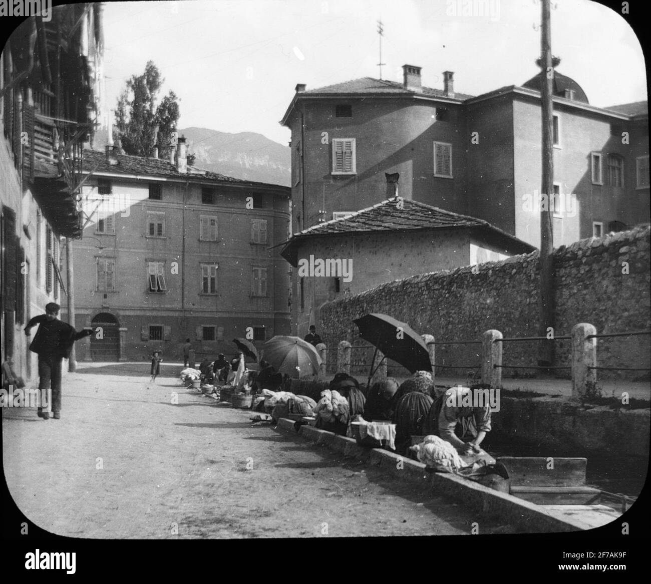Skiopticone-Bild mit Motiv aus trient. Kleiderwäsche in Wasserläufen in der Stadt, möglicherweise ein Teil des Flusses Adiges. Das Bild wurde in Karton mit der Aufschrift Höstesan 1909 gespeichert. Trient 8. Nein: 22. Stockfoto Skiopticone-Bild mit Motiv aus trient. Kleiderwäsche in Wasserläufen in der Stadt, möglicherweise ein Teil des Flusses Adiges. Das Bild wurde in Karton mit der Aufschrift Höstesan 1909 gespeichert. Trient 8. Nein: 22. Stockfoto