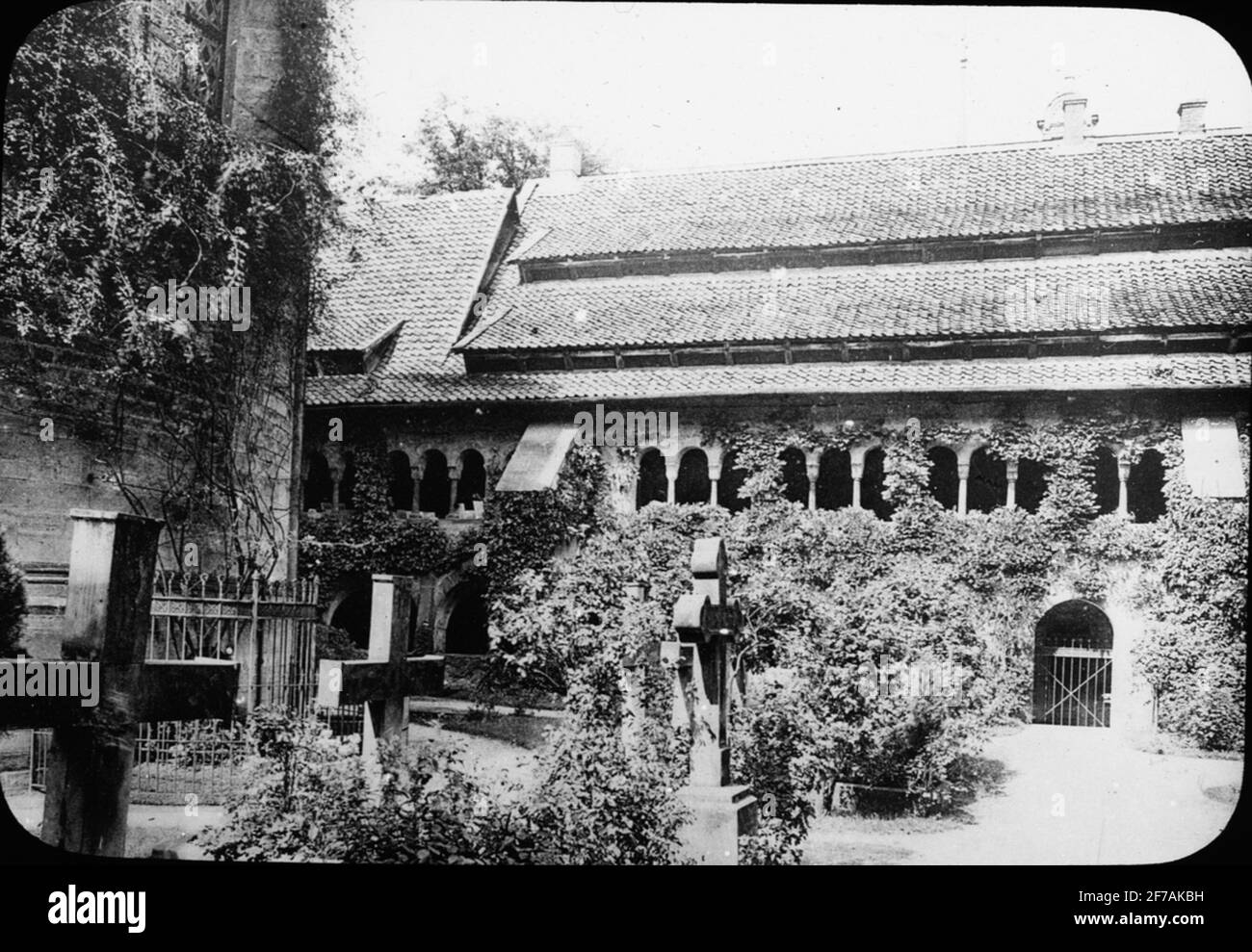 SkiopT-Ikone mit Motiven aus Mariekirche mit dem 100-jährigen Rosenbusch, Hildesheim.das Bild wurde auf Karton mit dem Namen Spring Travel 1909 gespeichert. Hildesheim 9. V. Bildtext: 'Kreuzgana und 1000 Jähn Rose'. Stockfoto