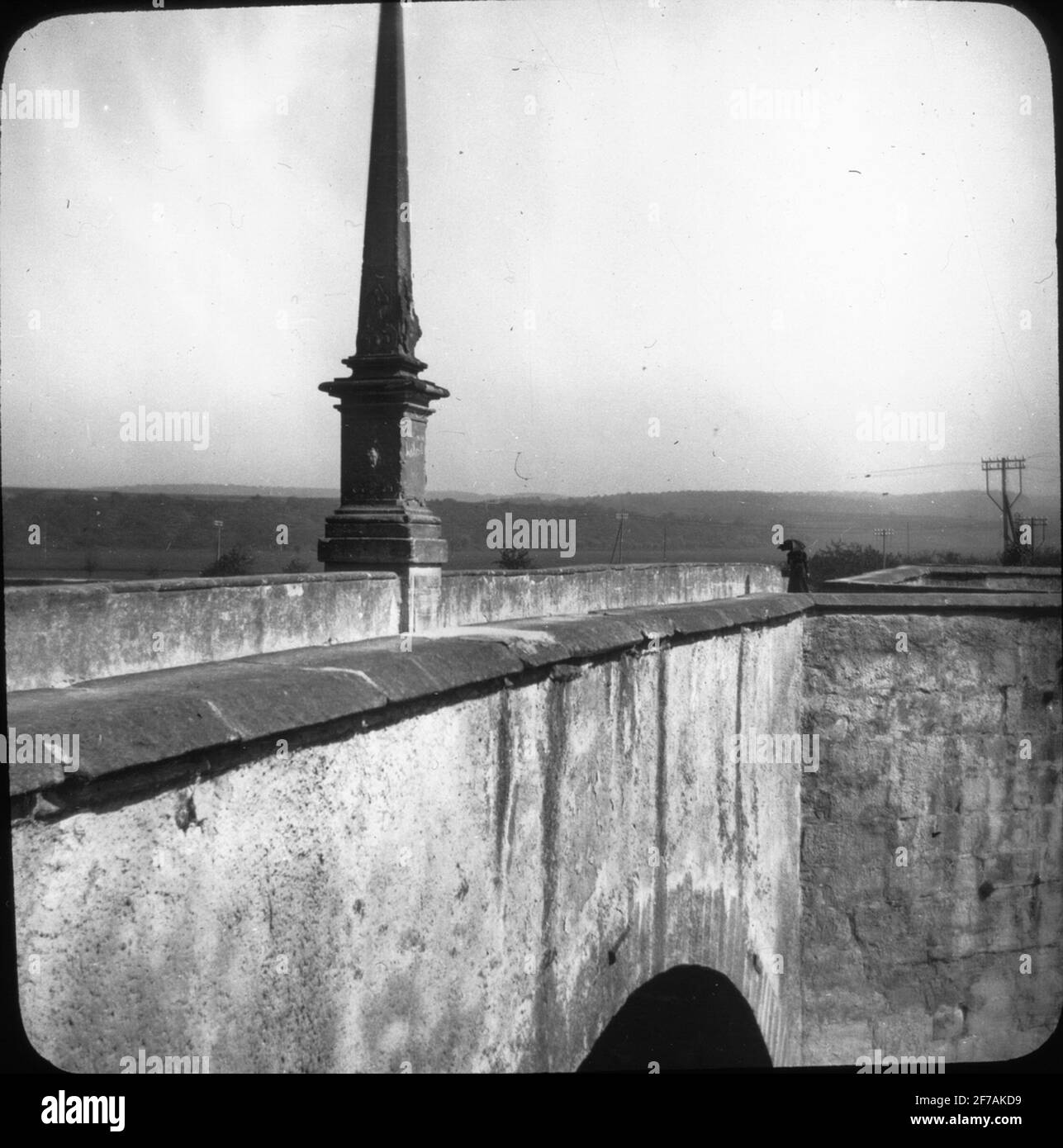 SkiopT-Ikonenbild mit Motiven einer Brücke über den Neckar, möglicherweise im Rutling. Das Bild wurde in Karton gespeichert, der mit der Aufschrift: The Journey in 1906 gekennzeichnet ist. Reutlingen 2. Die Straße nach Tübingen 4. Bildtext: 'Neckarbrücke 1803'. Stockfoto