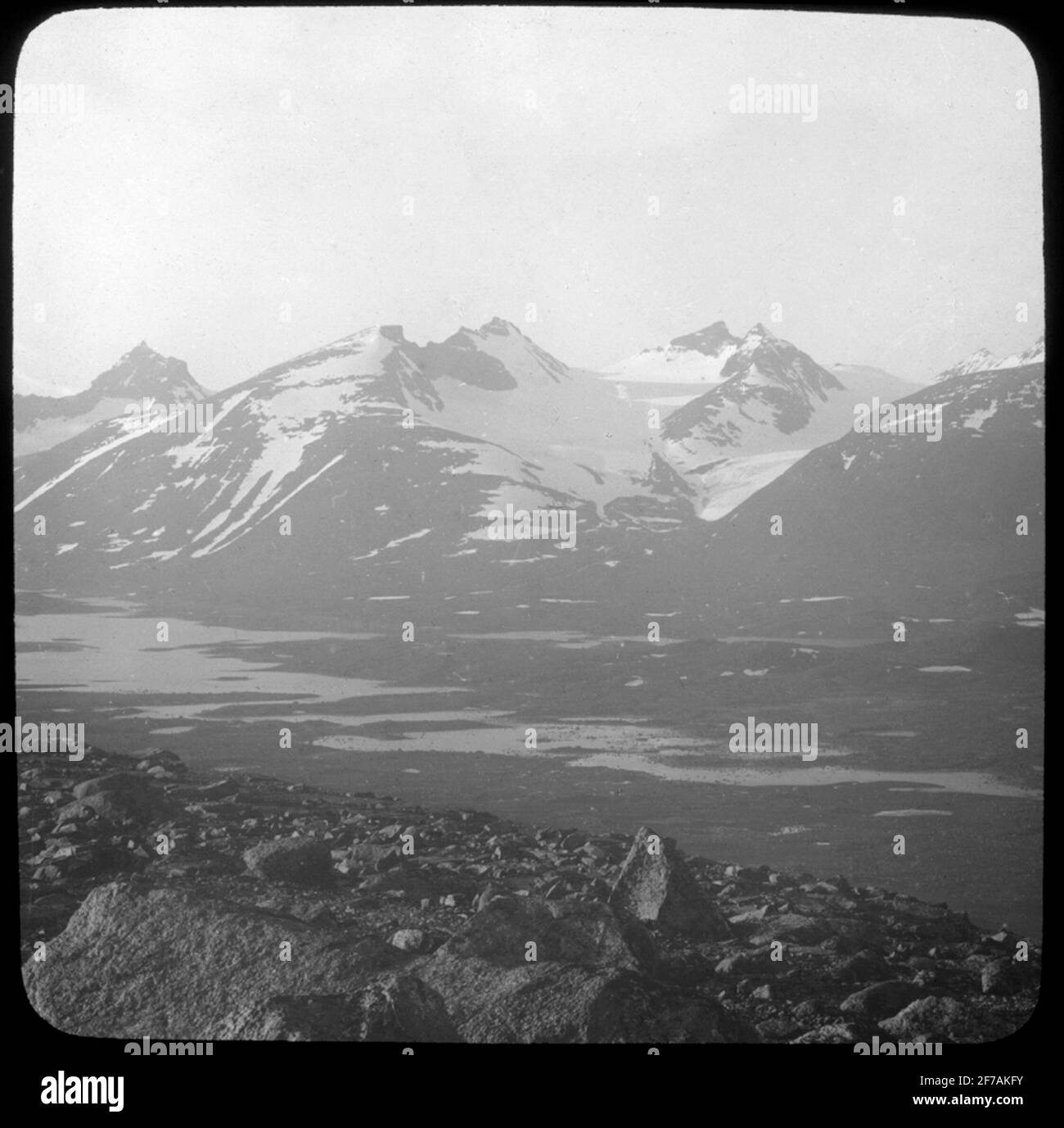 Skiopticon-Bild aus der Abteilung für Fotografie am Royal Institute of Technology. Motifus mit Ansichten von schneebedeckten Bergen. Das Bild wurde wahrscheinlich von John Hertzberg während einer Reise in Schweden aufgenommen. Stockfoto