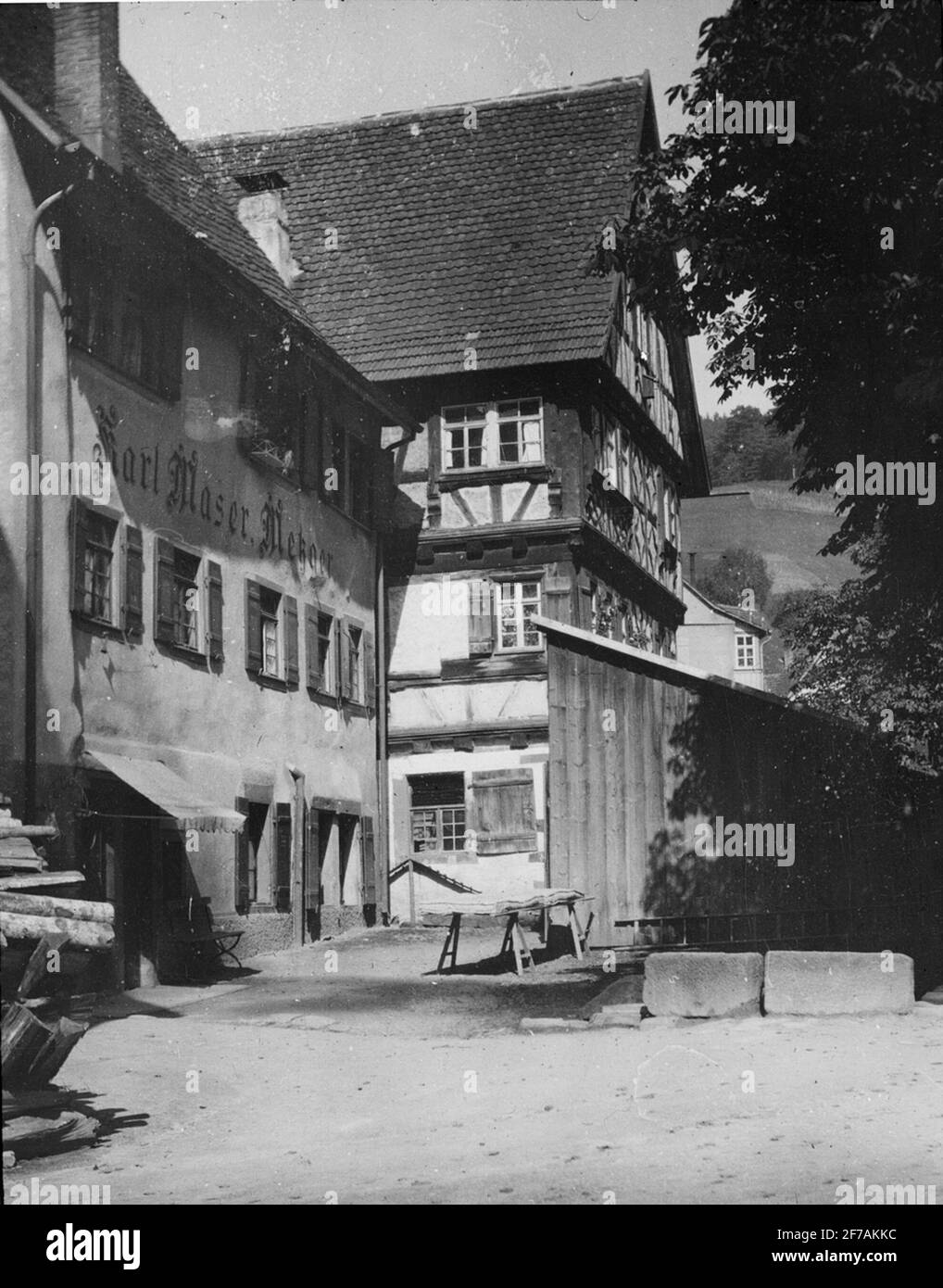 SkiopT-Ikonenbild mit Motiven aus Alpirsbach im Berg- und Waldgebiet Schwartzwald.das Bild wurde in Karton mit der Aufschrift: The Journey 1908 gespeichert. Schwartzwald. Gersbach. Herredalb 8. Text auf Bild: 'Alpirsbach'. Stockfoto