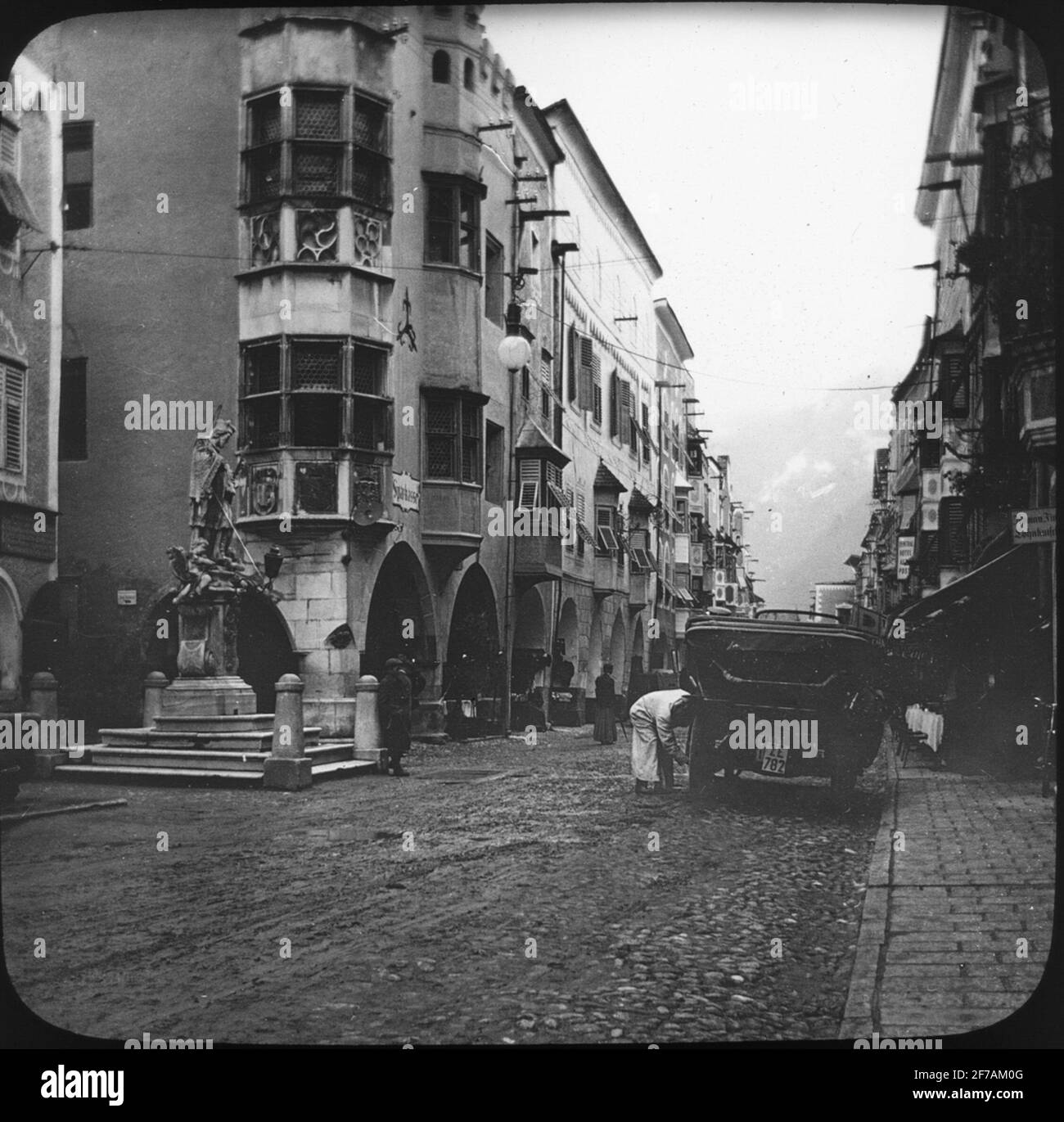 Skiopter-Ikone mit Motiven aus der Straße in sterzing. Das Auto wird inspiziert.das Bild wurde in Karton mit der Aufschrift Höstesan 1909 aufbewahrt. Innsbruck. Sterzing. Cortina. NEIN: 14. Stockfoto