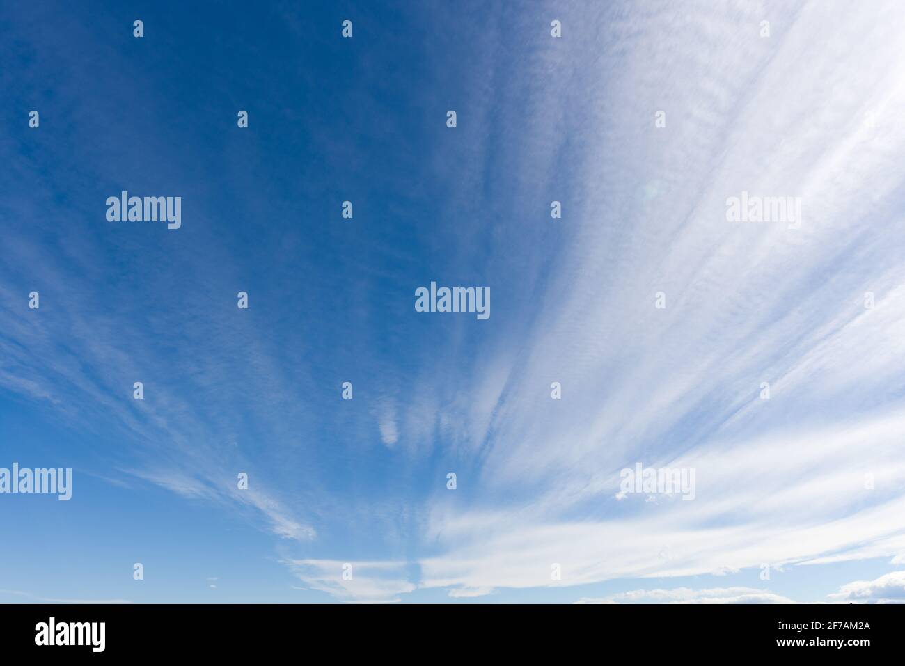 Weiße Wolkenfetzen Stockfoto