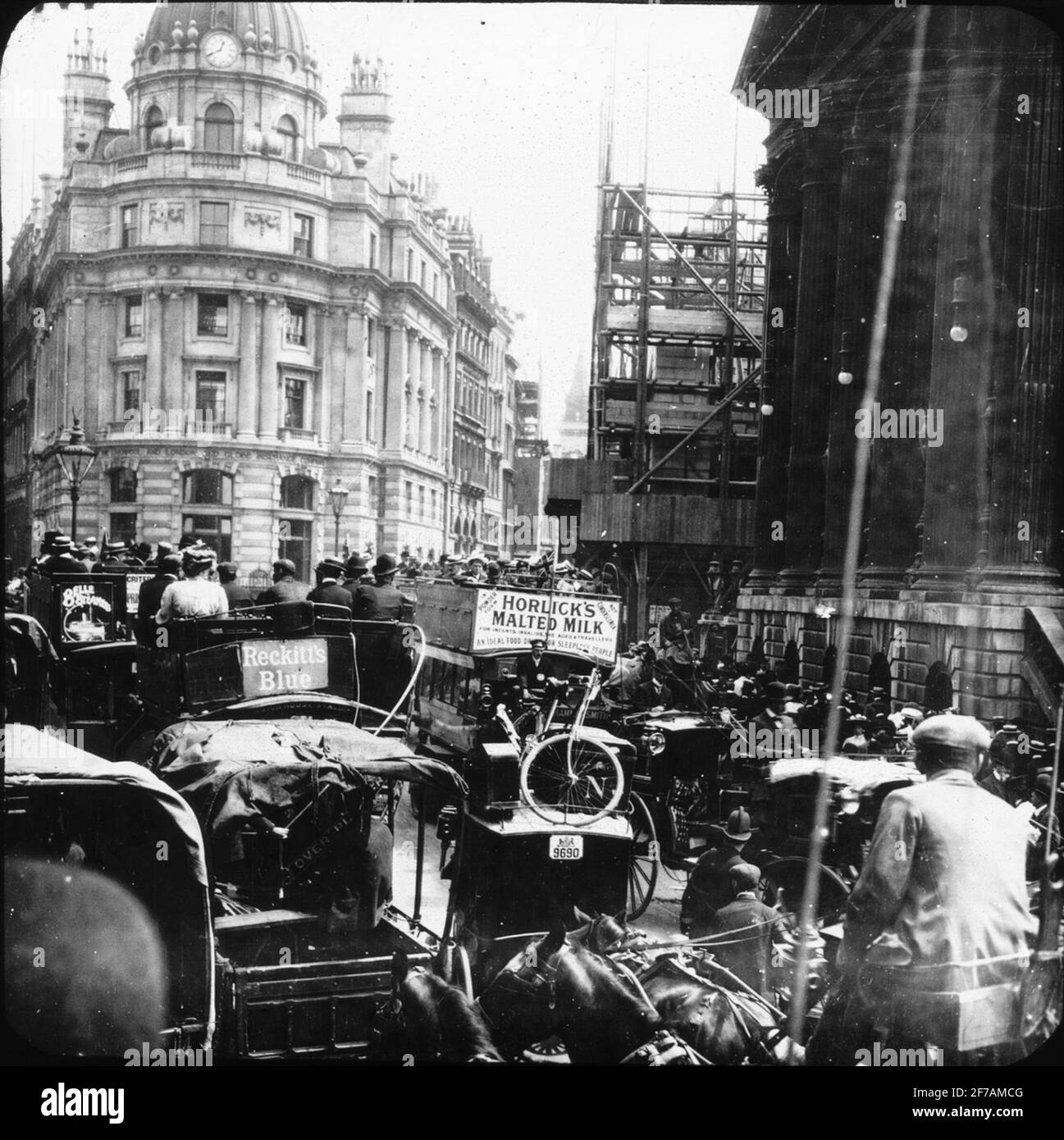 SkiopT-Ikonenbild mit Motiven des Verkehrs bei der Kreuzung von Cornhill und Lombard Street in London um die Jahrhundertwende 1900. Das Gebäude gehörte Liverpool und London und Globe Insurance Company.das Bild wurde in Karton mit der Aufschrift :? Stockfoto