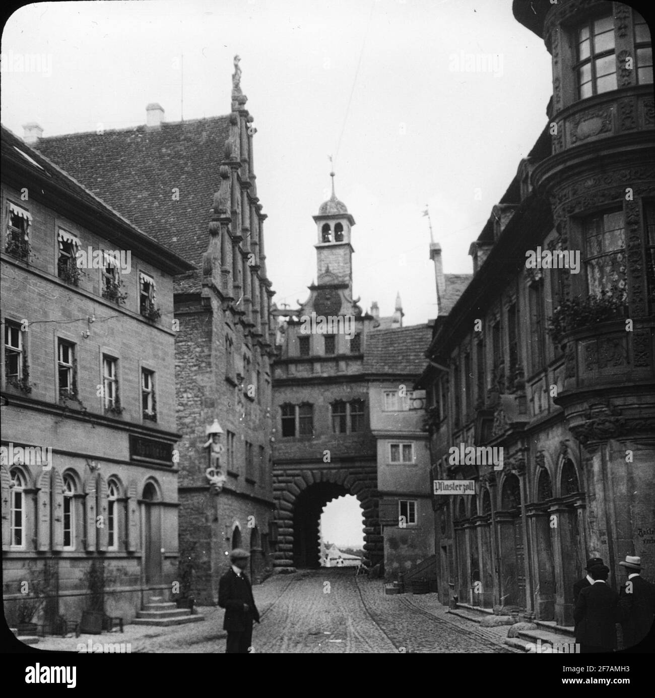 Skiopticone-Bild mit Motiv aus Markbreit. Turm mit Torbogen in der Stadtmauer. Das Bild wurde in Karton mit der Aufschrift :? Stockfoto
