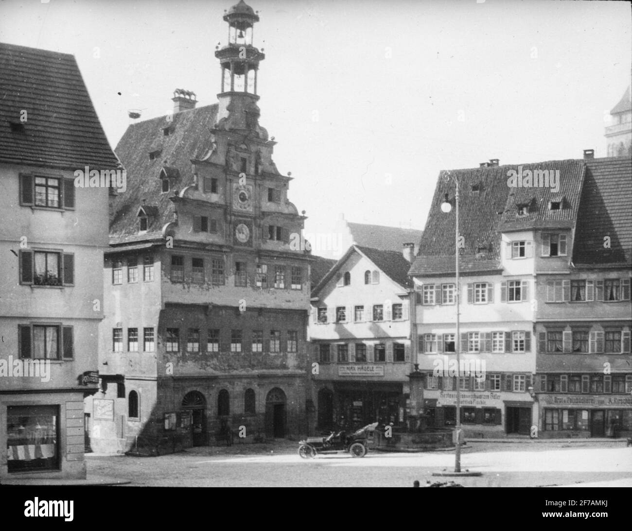 Skiopticone-Bild mit Motiven aus Esslingen. Das Rathaus und der Rathausplatz. Das Bild wurde in Karton mit der Aufschrift: Stuttgart 1 gespeichert. Esslingen 4. Reutling 2. II Stockfoto