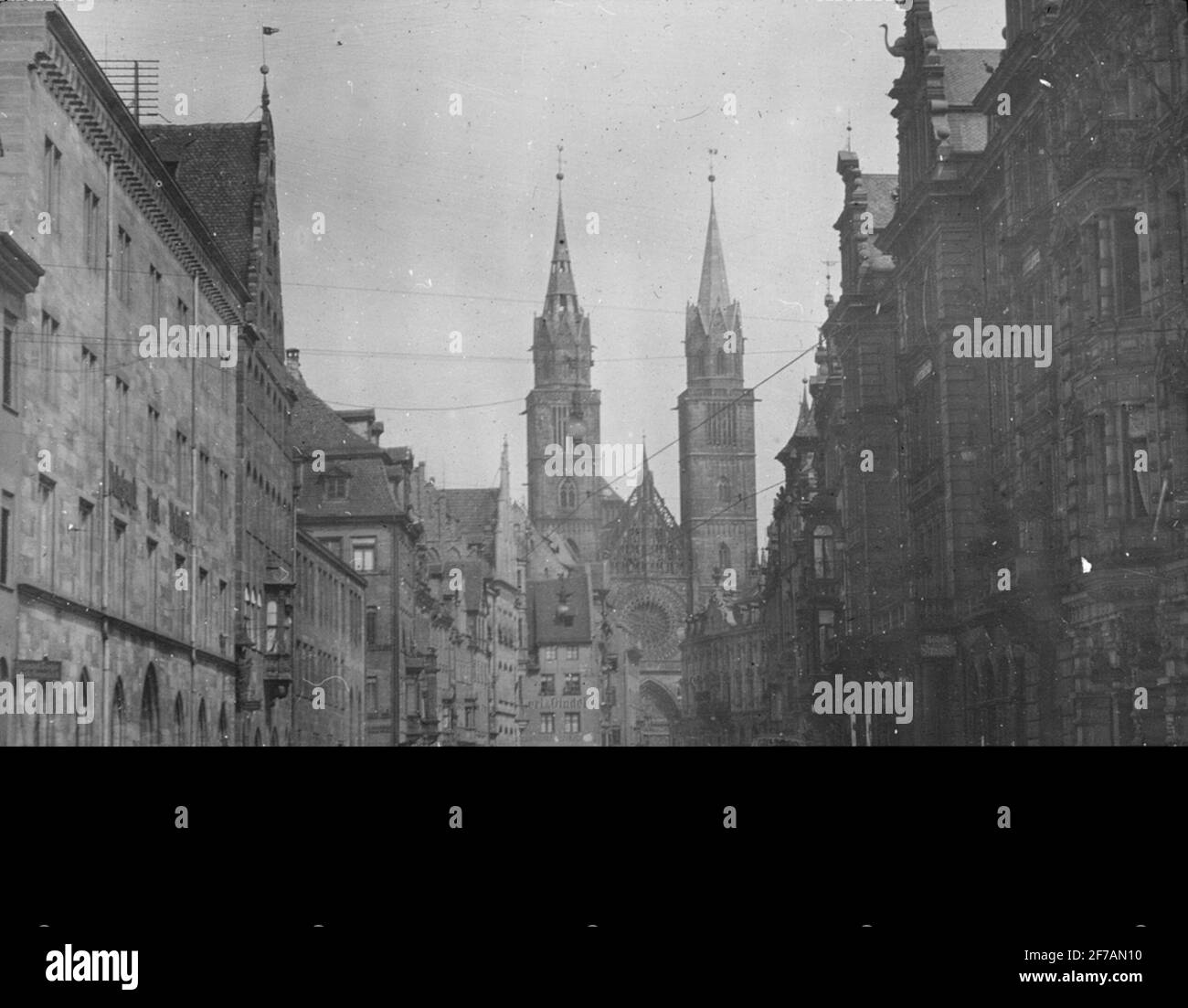 Skiopticone-Bild mit Motiven aus Nürnberg. Kathedrale Kirche St. Lorenz im Hintergrund. Das Bild wurde in Karton mit der Aufschrift: Nürnberg gespeichert. II Stockfoto