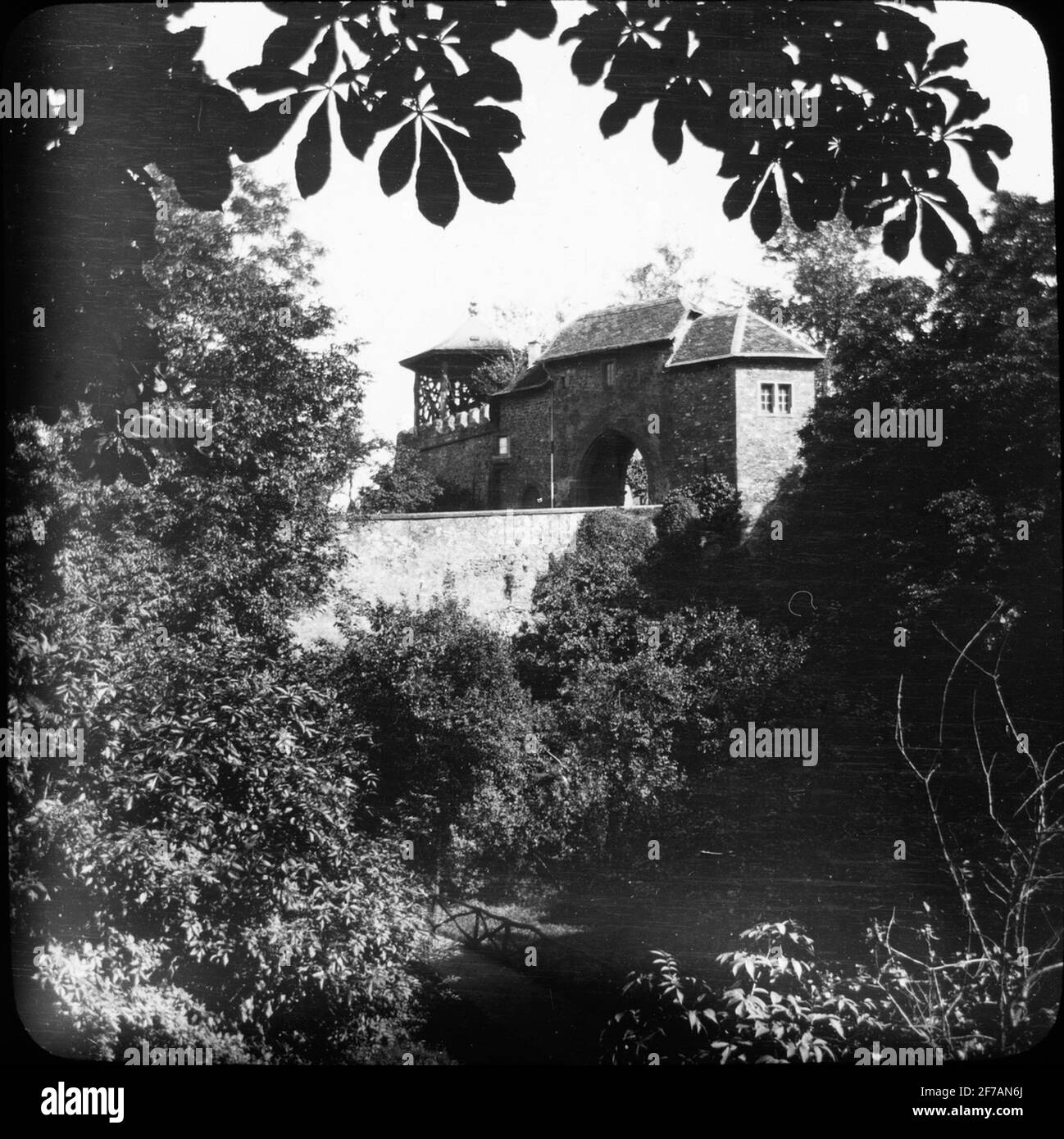 Skioptisches Bild mit Motiven des Bogenportals in der Stadtmauer in Friedberg. Stockfoto