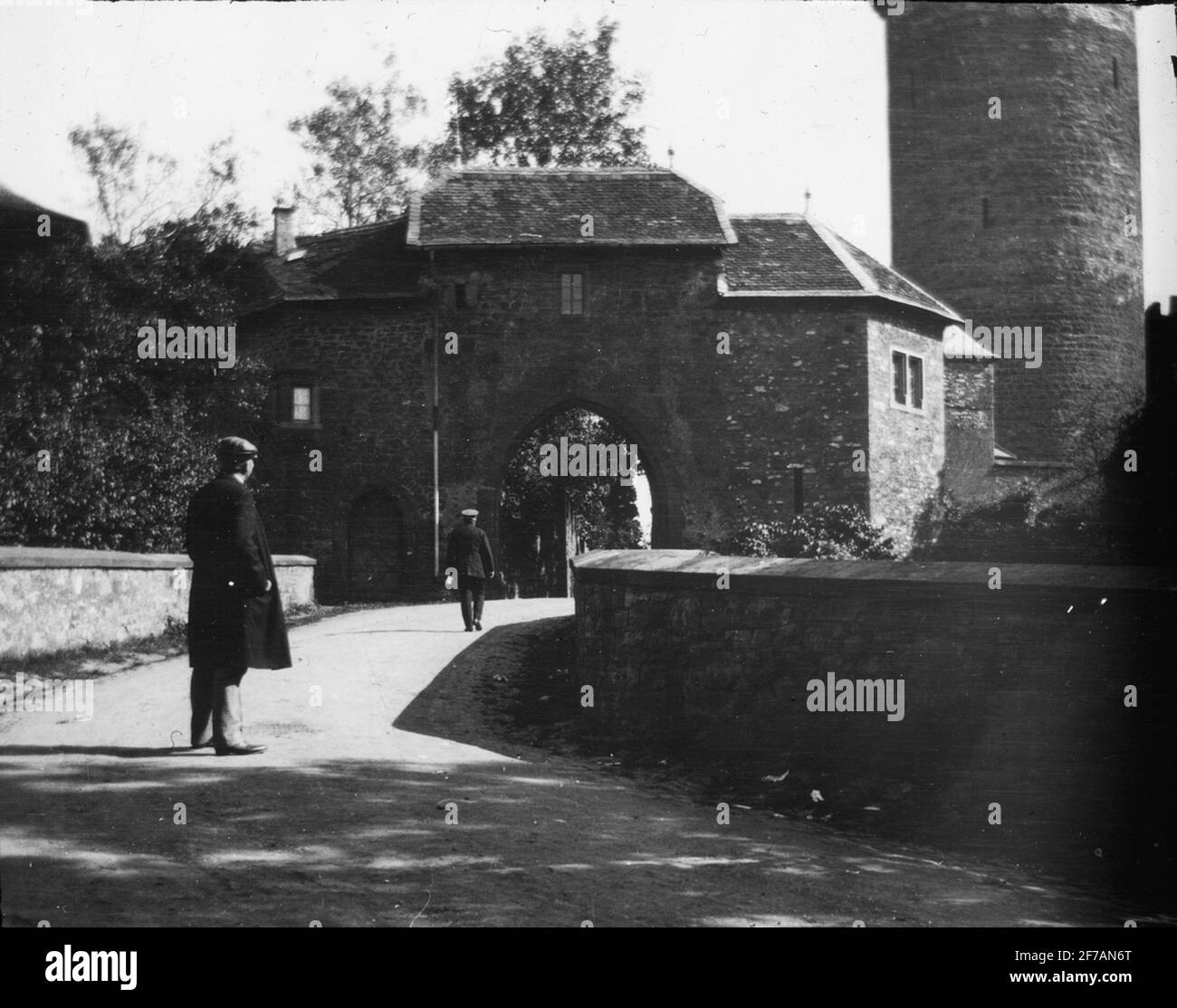 Skioptisches Bild mit Motiven des Bogenportals in der Stadtmauer, Friedberg. Stockfoto