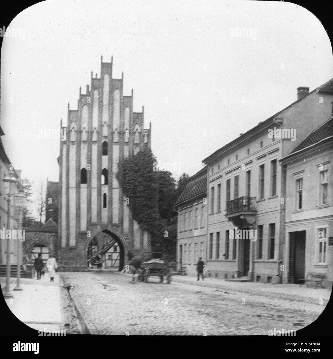 Skiopticone-Bild mit Motiven aus Neubrandenburg. Stargarder Tor, Hafen in der Stadtmauer. Das Bild wurde in Karton gespeichert, der beschriftet ist: The Journey in 1912. Neubrandenburg. Text auf Bild: 'Stargarde Tor'. Stockfoto