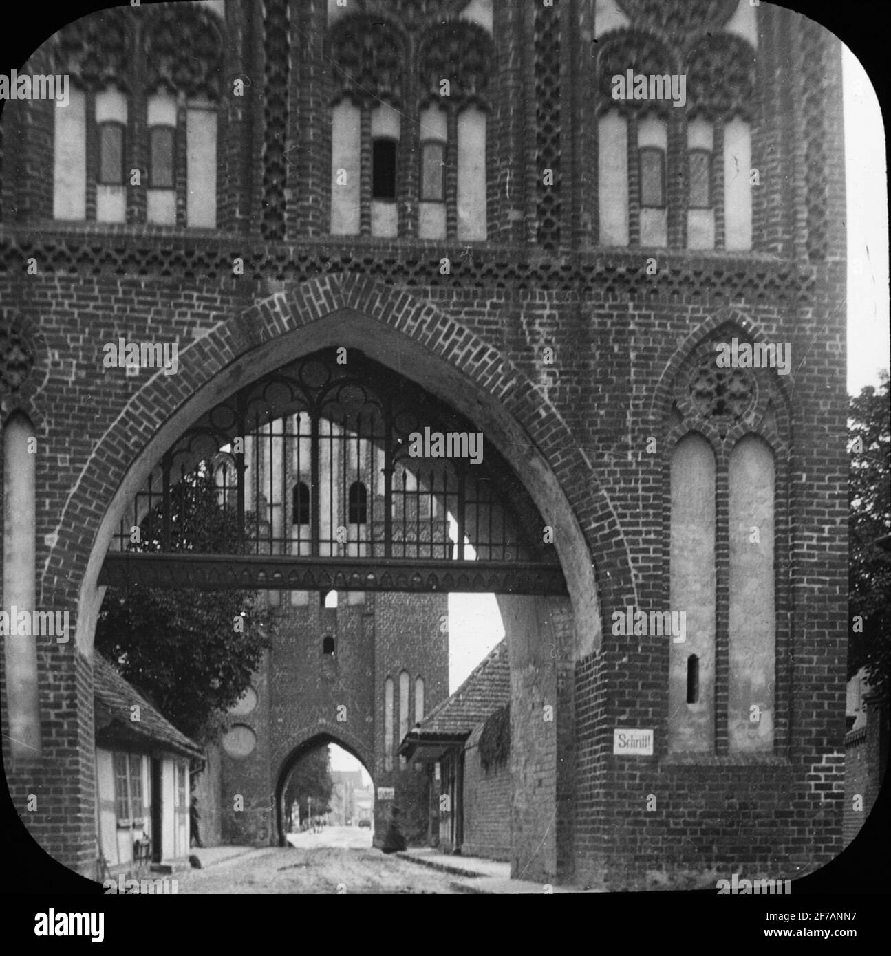 Skiopty-Ikonenbild mit Motiven der Innenstadt von Neubrandenburg, Sternwache Tor.das Bild wurde in Karton mit der Aufschrift: The Journey in 1912 gespeichert. Neubrandenburg. Text auf Bild: 'Stargarde Tor'. Stockfoto