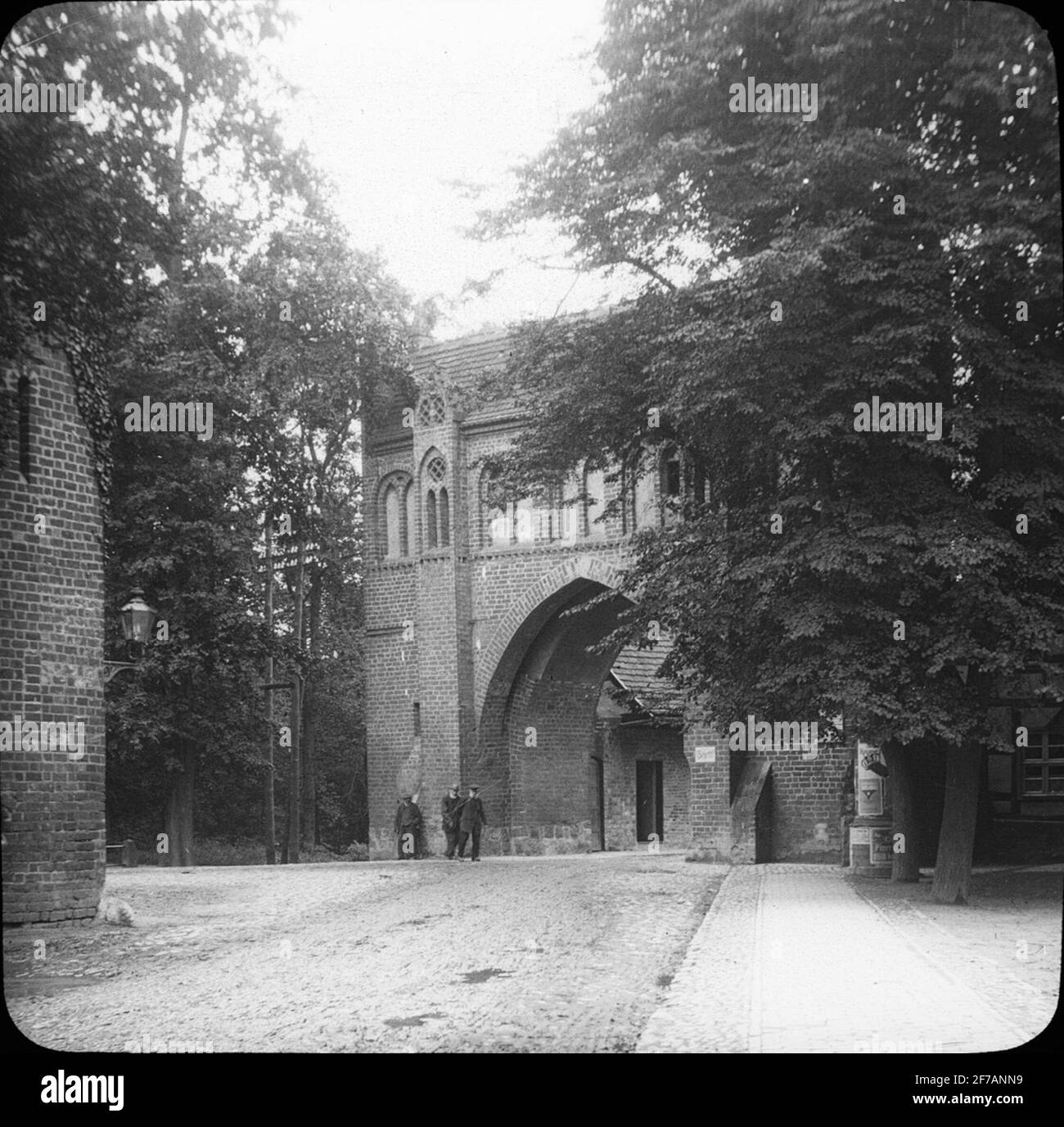 Skioppty Ansicht mit Motiven des Hafens in der Stadtmauer von Neubrandenburg. Das Bild des Freilander Turms wurde in Karton mit der Aufschrift: The Journey in 1912 aufbewahrt. Neubrandenburg. Bildtext: 'Friedlander Tor, von außen'. Stockfoto