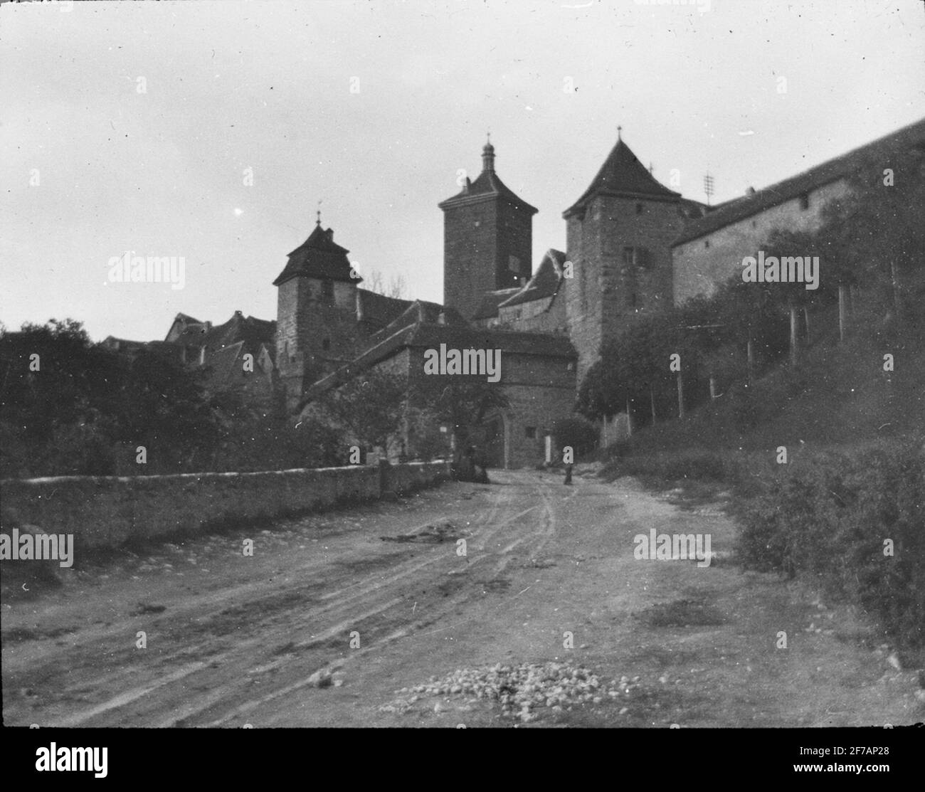SkiopT-Ikonenbild mit Motiven von außerhalb der Stadtmauer in Rothenburg.das Bild wurde in Karton mit der Aufschrift: Rothenburg IV. Gespeichert Stockfoto