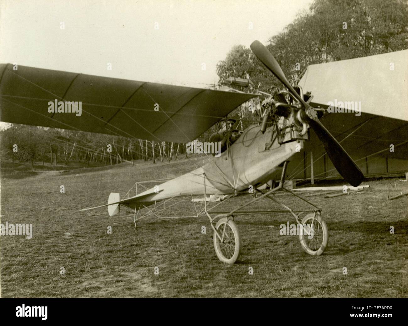 Bruder Berger im Monoplanium Länge: 7 m, Vingredd: 9.06 m. 50hk Seil. Motor. Das Gesamtgewicht des Planeten in einem driftenden Zustand: 250 bis 300 kg. Stockfoto