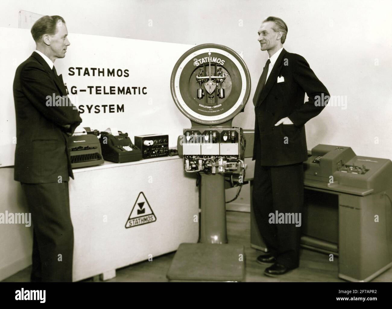 Prototyp-Anlage bei ab Stathmos, Nynäshamn, 1955. T.H. der Erfinder ing. H. Dzack, T.V. Regisseur Magnus Johnsson. Stockfoto