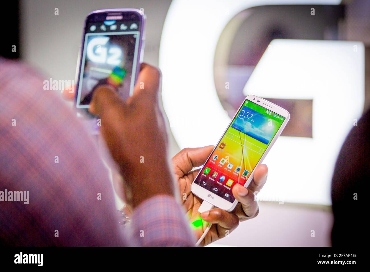 Journalisten testen das G2-Flaggschiff-Smartphone bei einer Einführungsveranstaltung im Lincoln Jazz in New York am 7. August 2013. LG gab in einer Pressemitteilung am 5. April 2021 bekannt, dass das Mobilfunkgeschäft weltweit geschlossen wird. Stockfoto