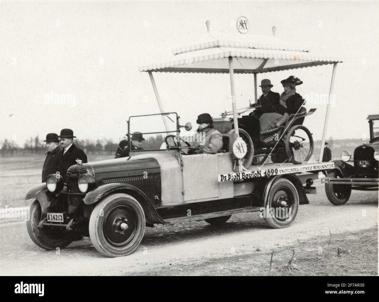 Zwei der Autos des technischen Museums, der Dion Bouton, 1899, während der Teilnahme an einem Kortége durch Stockholm.första Führerschein in Schweden wurde in diesem Auto im Jahr 1902 ausgestellt. Stockfoto