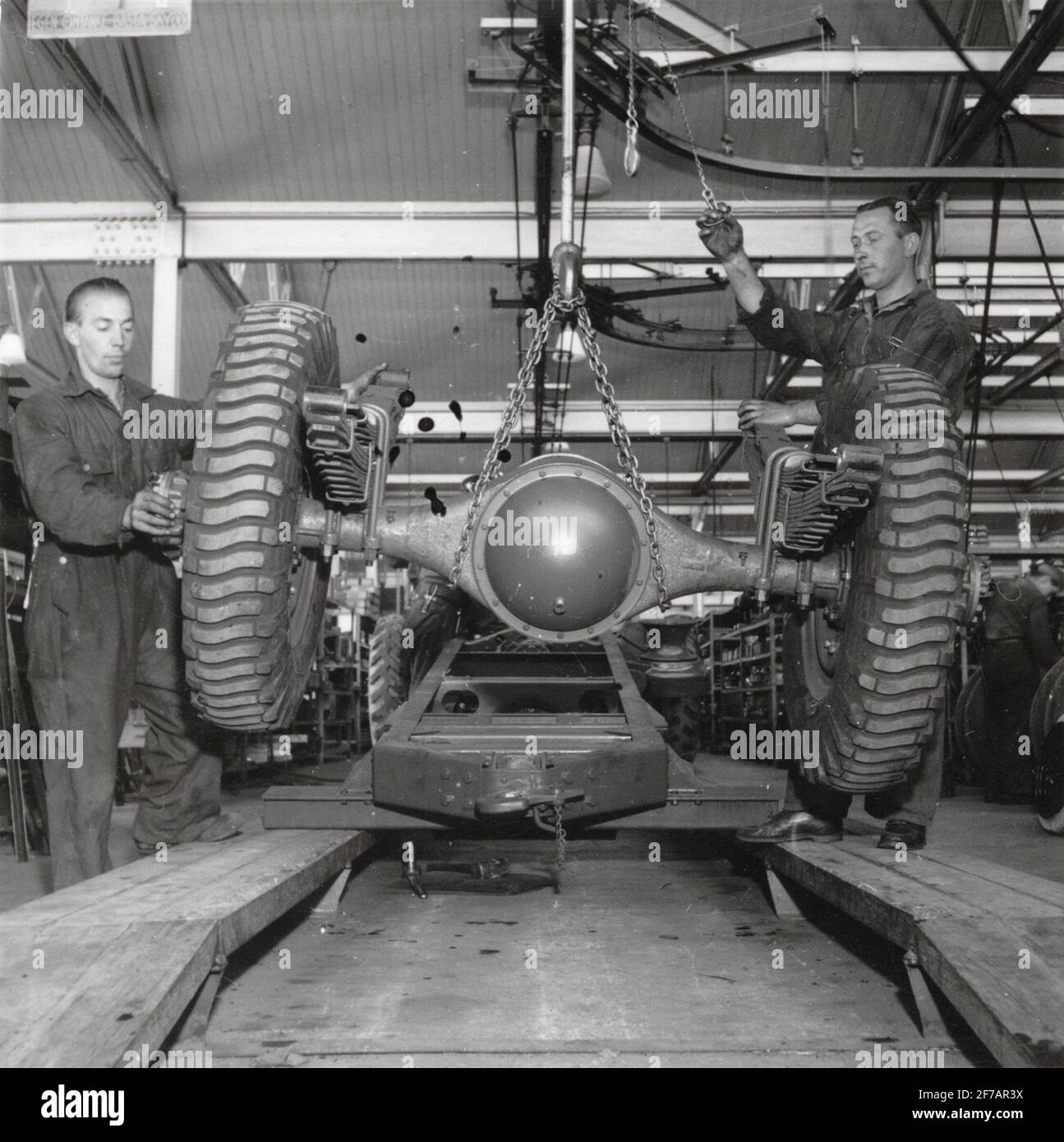 Kompositionspfad im Volvo-Werk in Göteborg. Ein komplett fertiger Hinterachsabschnitt für den LKW wurde auf die Hauptstrecke gehoben und am Rahmen montiert. Stockfoto