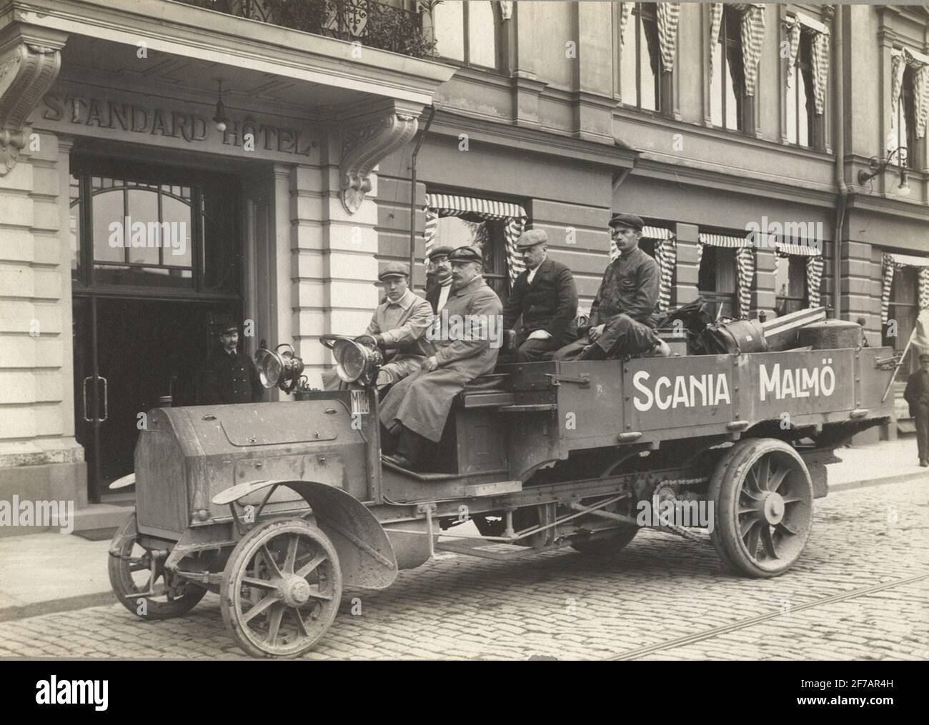 Scania Lastautomobile auf der Reise Malmö-Stockholm 1909. Scania's erstes Automobil mit Kugellagern in der Radnabe (SKF). Fahrer des Wagens ist Leutnant Cronström, Passagier: Ingenieur Anton Svensson, Dir. Per Nordeman, Regie Sven Wingqvist (SKF) und Meister Hjalmar Fredlund. Stockfoto
