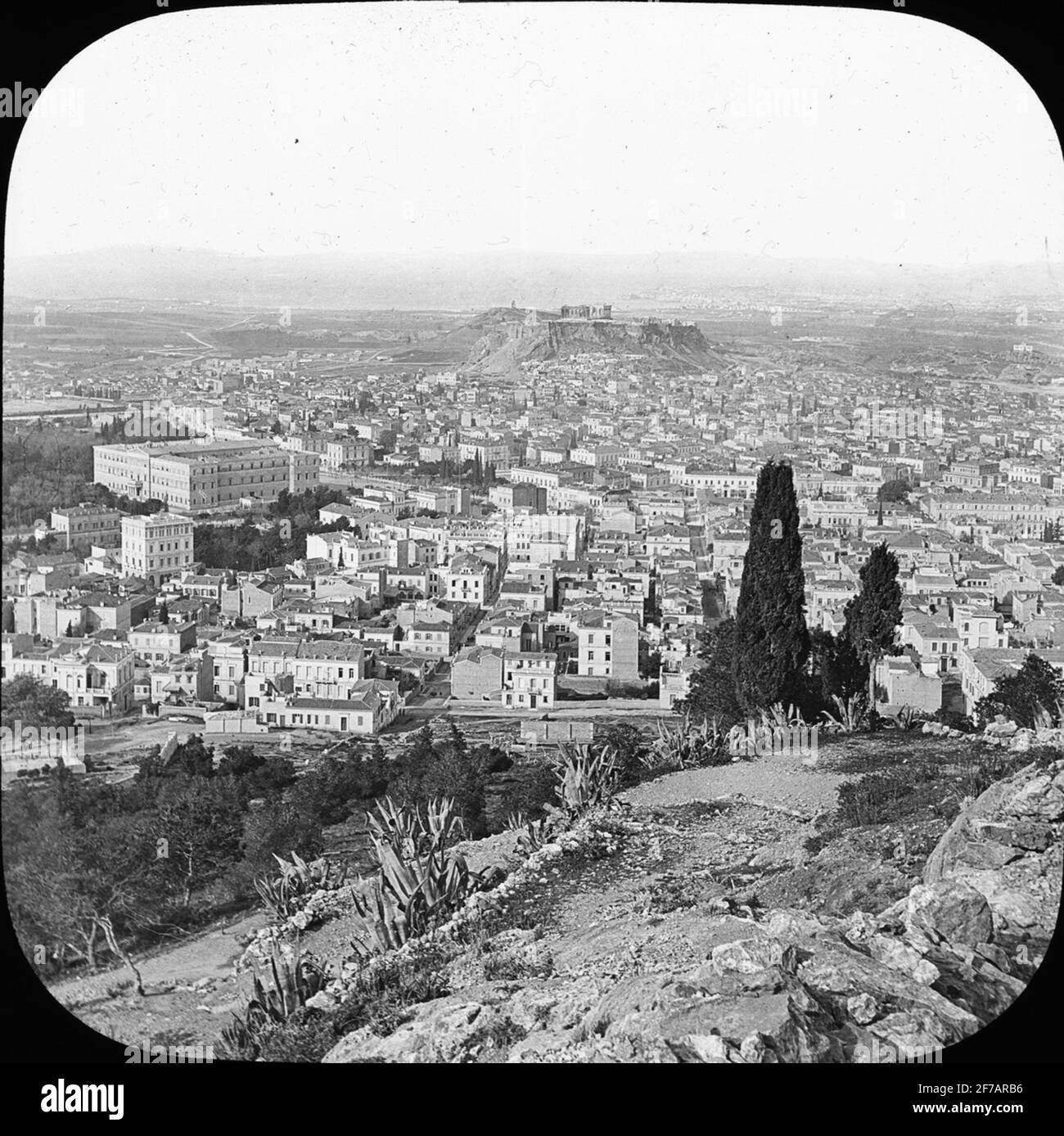 Skiopticone-Bild. Blick auf Athen mit der Akropolis-Klippe. Stockfoto