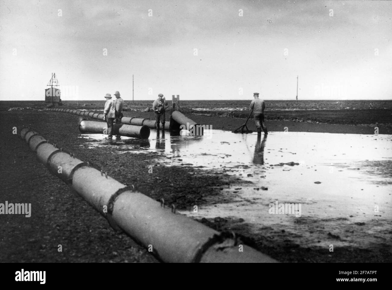 Skiopticone-Bild. Torfvorbereitung. Bewässerung. Stockfoto