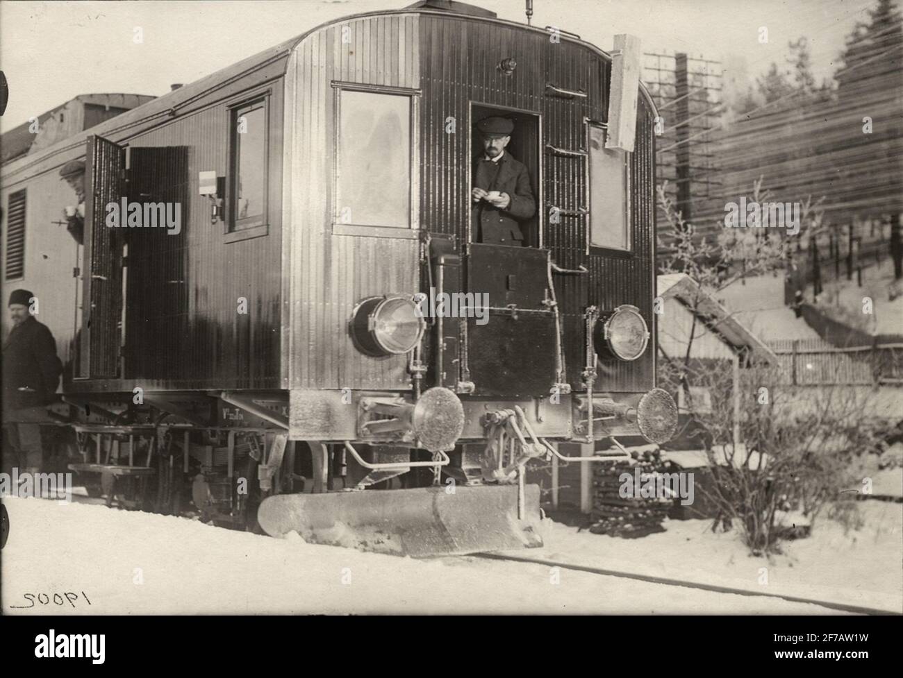 Diesel-Elektromotorwagen mit Fahrern. Stockfoto