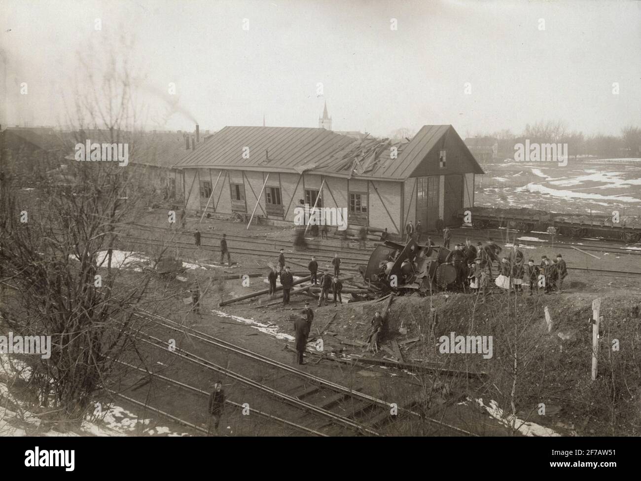 Lok # 1 'Hultenheim' wurde 1869 in Hatcham Ironworks, London, nach Fairlies-Patenten gebaut. Die Lokomotive, noch mit Originalkessel, explodierte am 8. April 1902 um 11.25 Uhr in der Werkstatt in Eksjö. Eine Dampfpannenexplosion ist sehr ungewöhnlich, aber in diesem Fall wurde die Lokomotive neu überarbeitet und würde unter anderem. Die Sicherheitsventile werden getestet. Eine falsche Ableitdichtung hatte die Manometerleitung verstopft, so dass ein zu niedriger Druck angezeigt wurde. Als der Kessel explodierte, wurde die Lokomotive durch das Dach geworfen und landete auf der Eisenbahn. Stockfoto