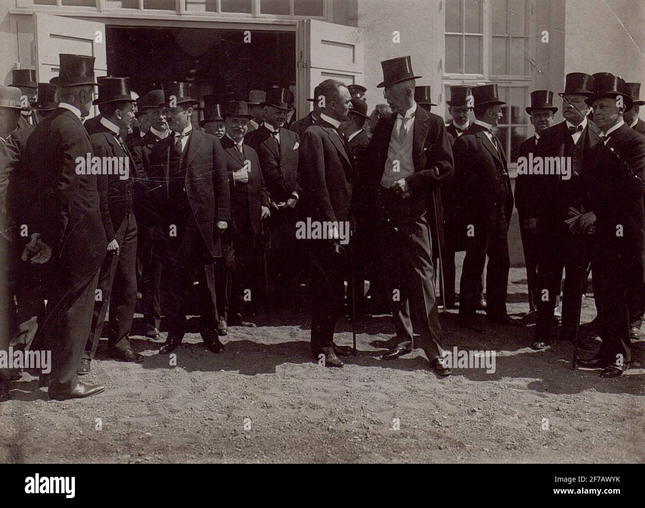 Grimeton. Einweihung im Jahr 1923. Vor der Tür des Radiosenders, Alexandersson (RCA) Generaldirektor, König Gustaf V., Rydin und Bürochef Ljungqvist. Stockfoto