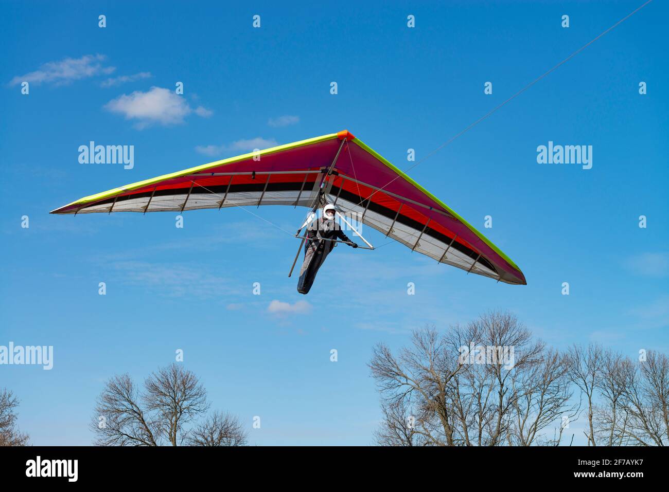 Das Lernen von „bly“. Fliegendes Mädchen. Anfänger Pilot auf einem Hängegleiter Flügel. Stockfoto