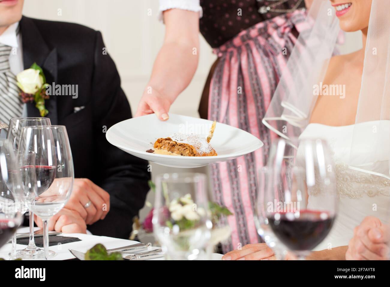 Hochzeitsgesellschaft beim Abendessen - wird das Gericht serviert werden Stockfoto