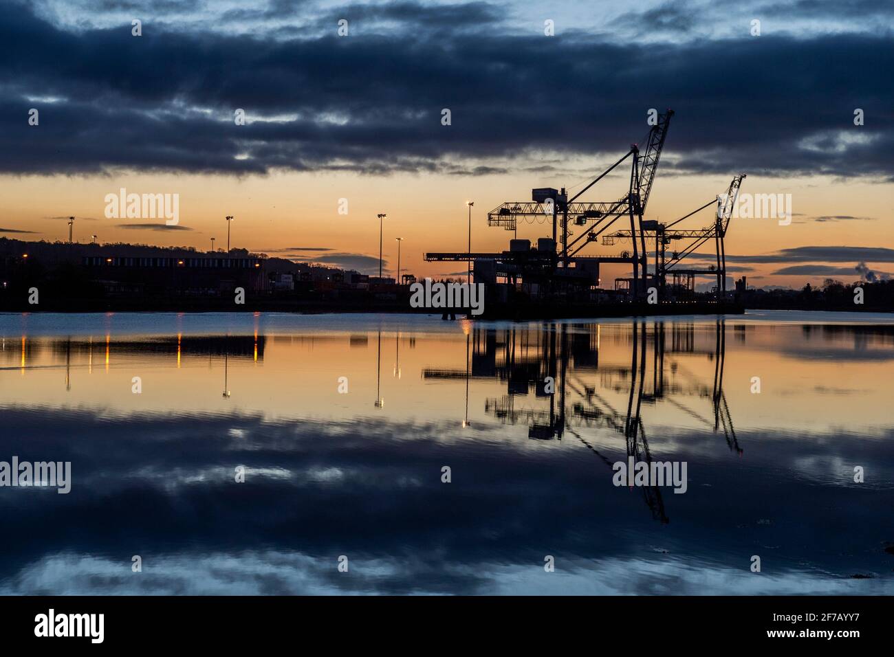 Cork, Irland. April 2021. Die Sonne geht über den Tivoli Docks im Hafen von Cork auf als Auftakt zu einem Sonnentag mit Höhen von 5 bis 7C. Quelle: AG News/Alamy Live News Stockfoto