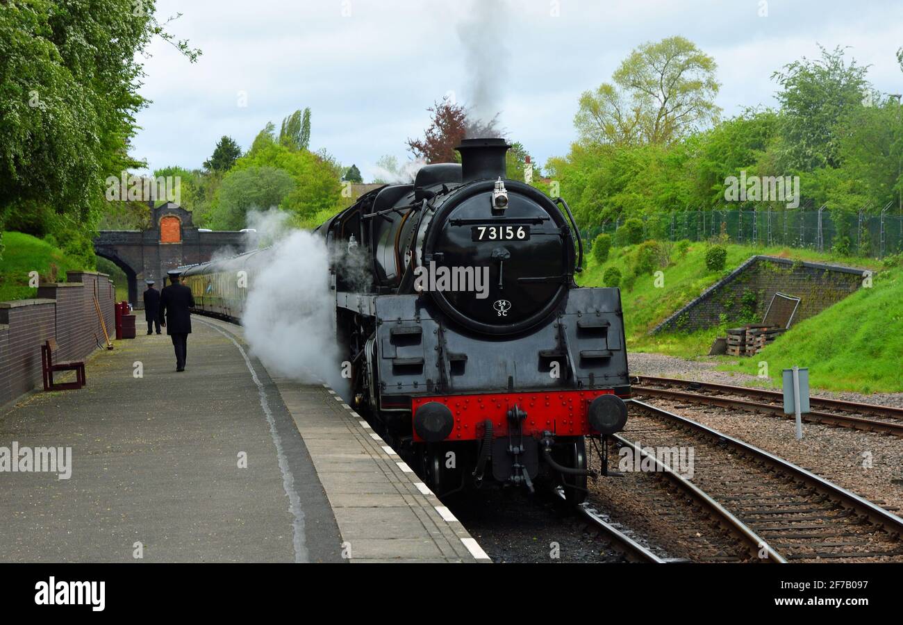 BR-Standard Klasse 5 73156 Dampfmaschine ziehen in die North Leicester Heritage Railway Station. Stockfoto